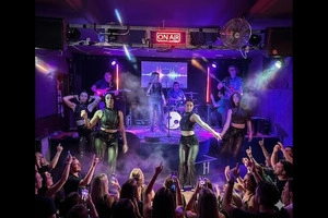 SHUT UP AND DANCE – Spettacolo Live: Band, Ballerine con Effetti Scenici - 2