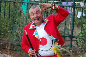 Mago Checco: Magia Comica, Giocoleria e Spettacoli per Bambini