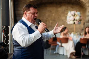 Pio – L'Anima della Festa: Dalla Lirica al Folk