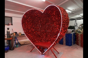 Luminaria LED Cuore rosso con seduta – Allestimenti Luminosi & Scenografie 3D