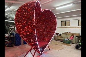 Luminaria LED Cuore rosso con seduta – Allestimenti Luminosi & Scenografie 3D - 2